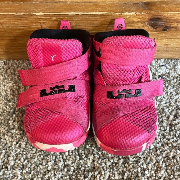 Nike Lebron James Pink toddler size 5 - Picture 2 of 6